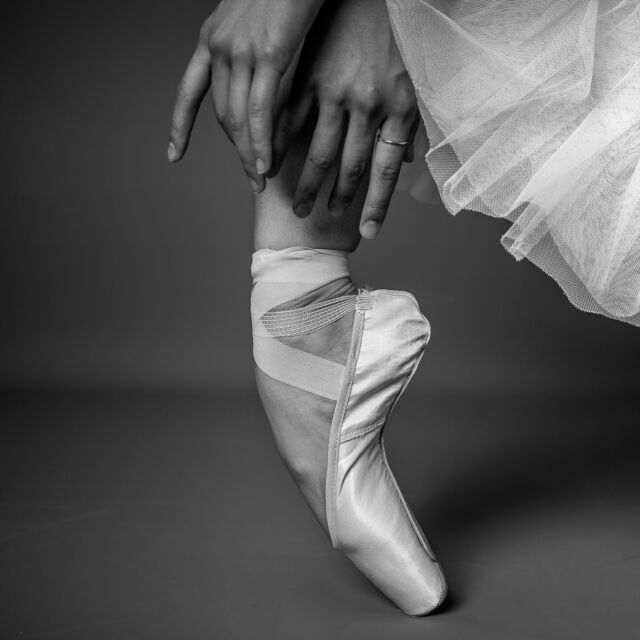 Pieds De Ballerine Dansant Dans La Chaussure De Ballet Photo stock - Image  du athlète, perfection: 266122124